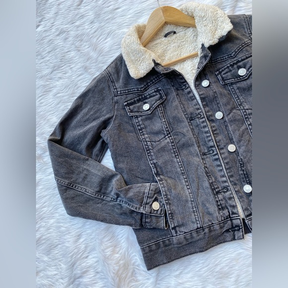 🌻TOPSHOP Oversized borg denim jacket
🌻bust-36
🌻sleevelength-23
🌻length-21 - Picture 4 of 6